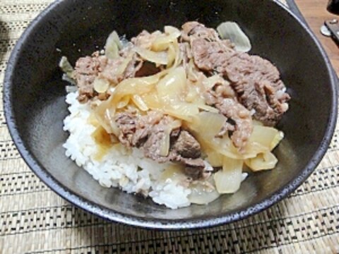 みんな大好き牛丼。赤ワインで浸けこんで…